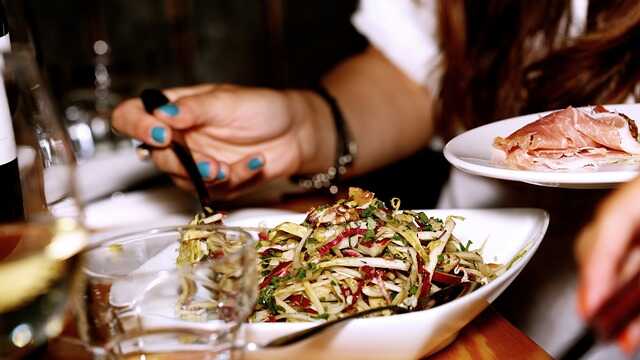 najlepsze restauracje Mokotów talerz sałatka